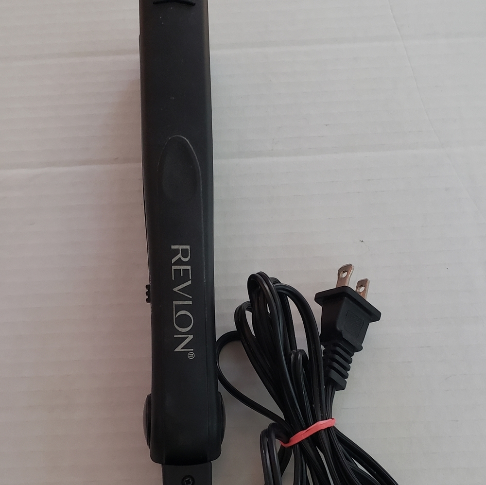   Revlon Ceramic Flat Iron for Ultra Straight Hair